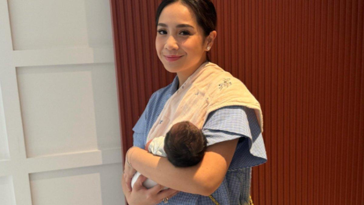 Nagita Slavina dan bayi Lily.