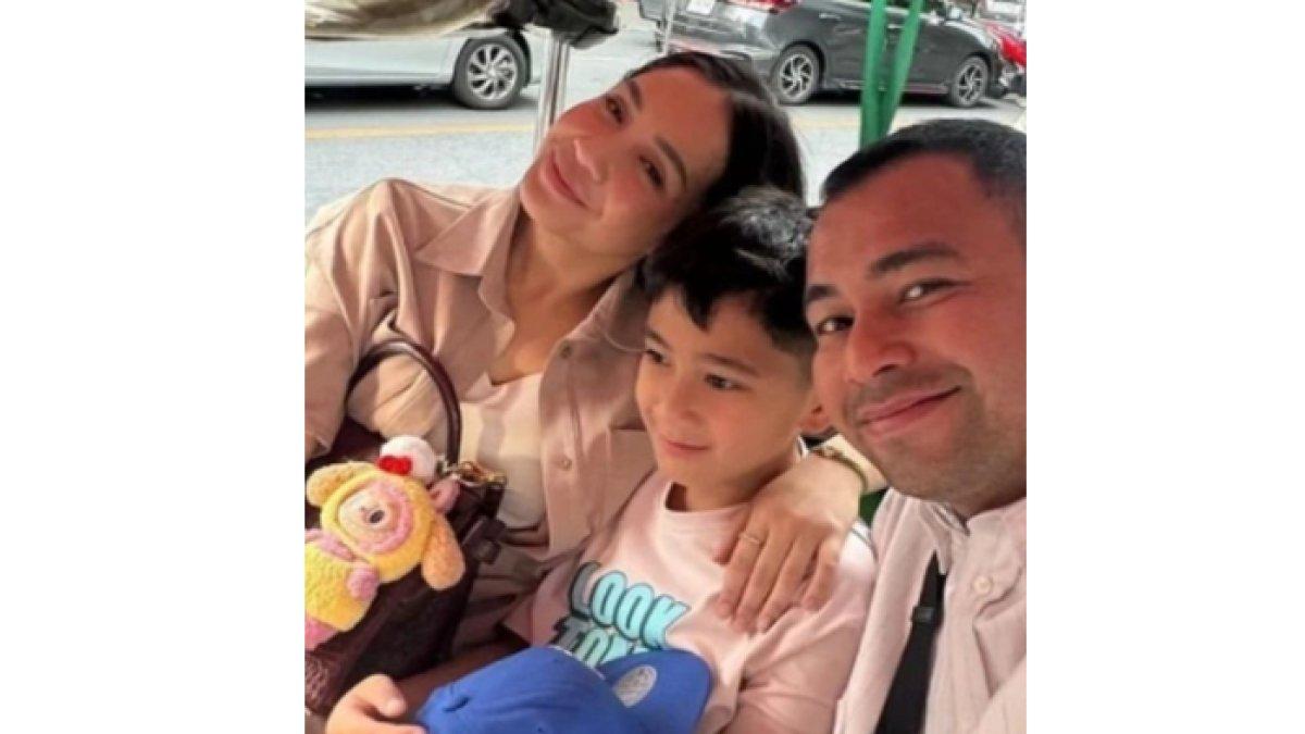 Nagita Slavina dengan boneka Labubu miliknya