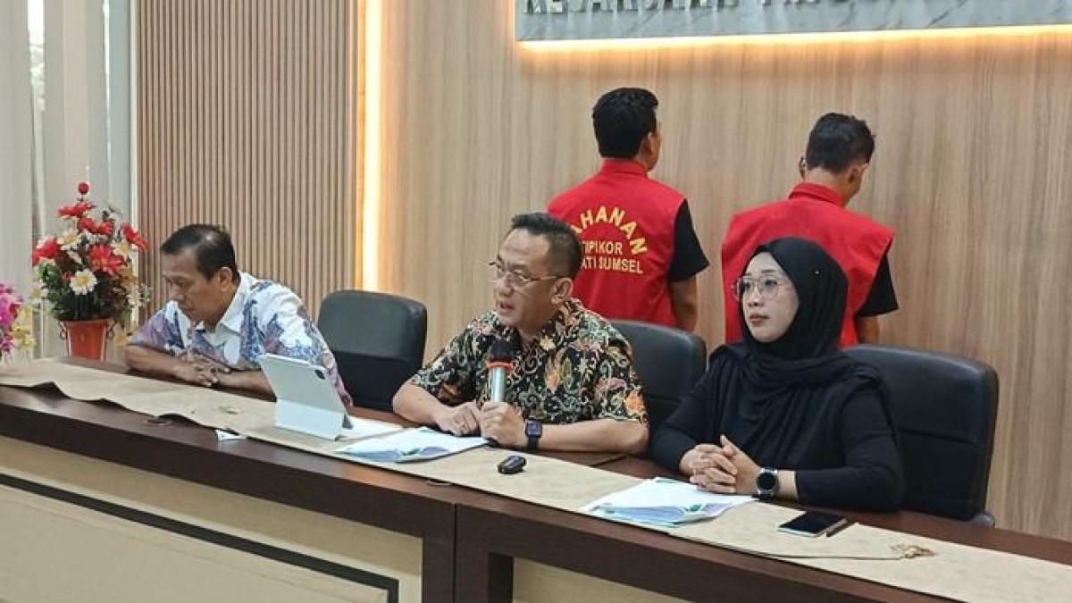 DANA DESA 2025 - Nahudin dan Junidi Suhri harus mengenakan rompi tahanan setelah ditetapkan sebagai tersangka dalam OTT Dana Desa. 