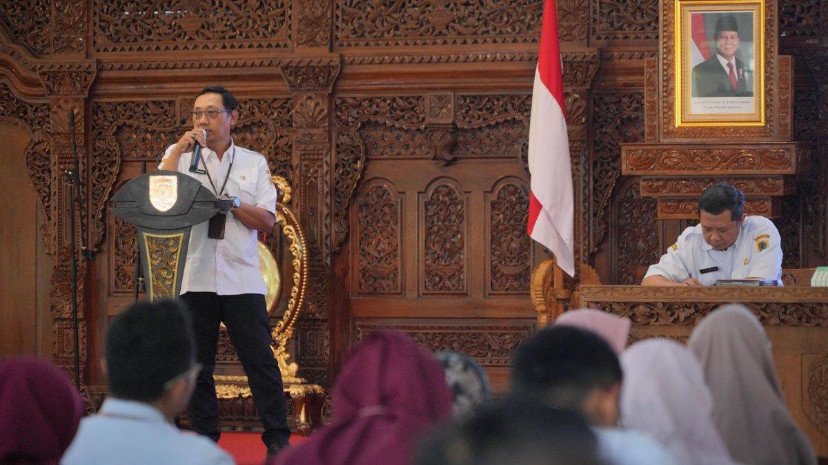 FORUM SATU DATA - Narasumber Forum Satu Data Klaten untuk semester I tahun 2025 di Pendapa Kabupaten Klaten, Rabu (18/6/2025) diantaranya BPS Kabupaten Klaten, Diskominfo Klaten, dan perwakilan Bappeda Provinsi Jawa Tengah.