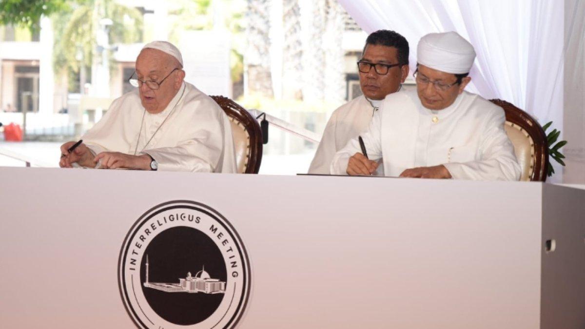 PAUS FRANSISKUS WAFAT - Potret Paus Fransiskus dan Menag Nasaruddin Umar diambil dari Instagram pada Senin (21/4/2025). Nasaruddin Umar sampaikan belasungkawa atas meninggalnya Paus Fransiskus.