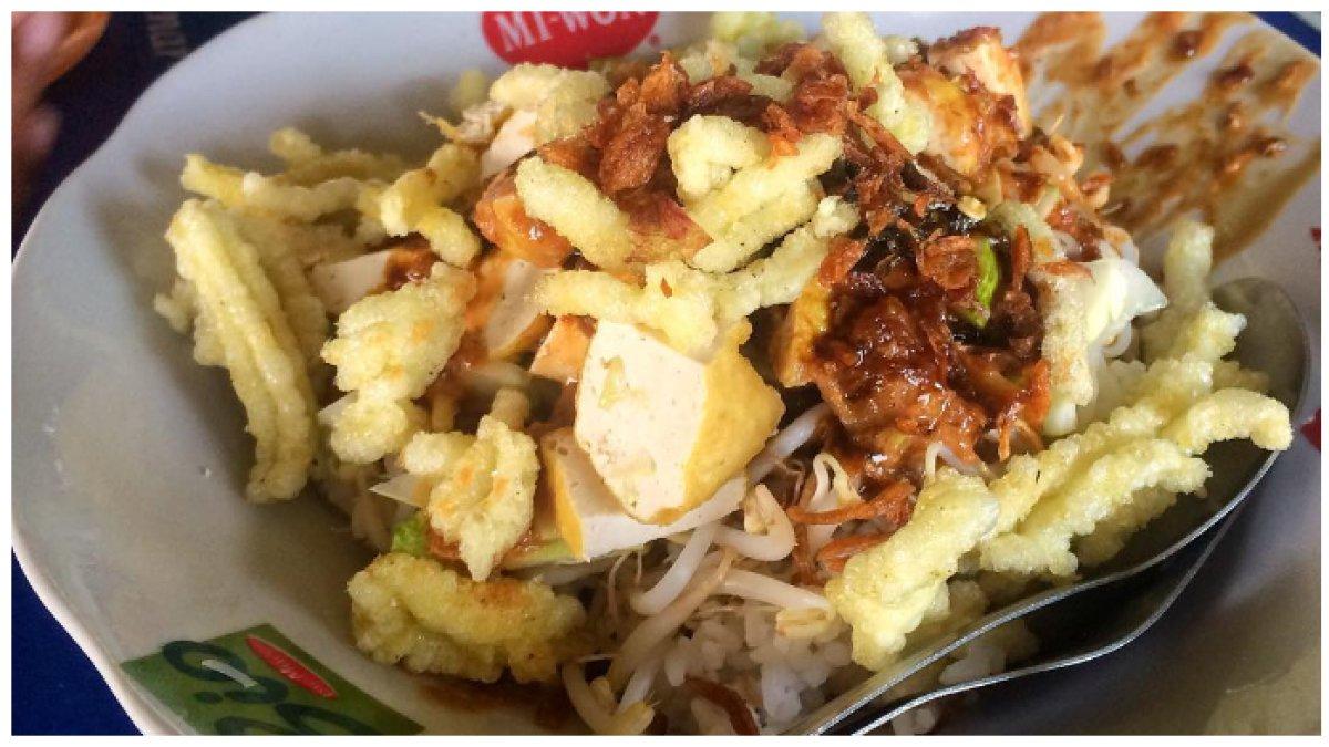REKOMENDASI KULINER LEZAT: Perpaduan tahu, tempe, tauge, dan siraman bumbu kacang yang lezat