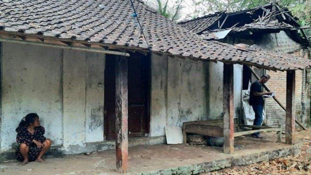 Nasib pilu Sasmiati hidup sebatang kara merawat6 tiga anaknya poenyandang difabel di gubuk reyotnya, gak dapat bansos gegara gak punya e-KTP