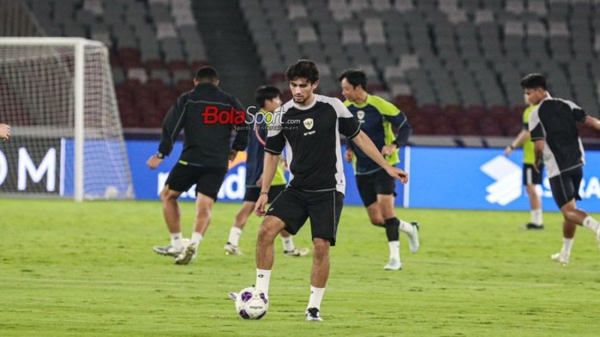 LATIHAN TIMNAS - Nathan Tjoe-A-On sedang berlatih bersama timnas Indonesia di Stadion Utama Gelora Bung Karno, Senayan, Jakarta, Senin (18/11/2024). Nathan Tjoe-A-On menjadi pemain paling disorot saat Timnas Indonesia dibantai Australia.