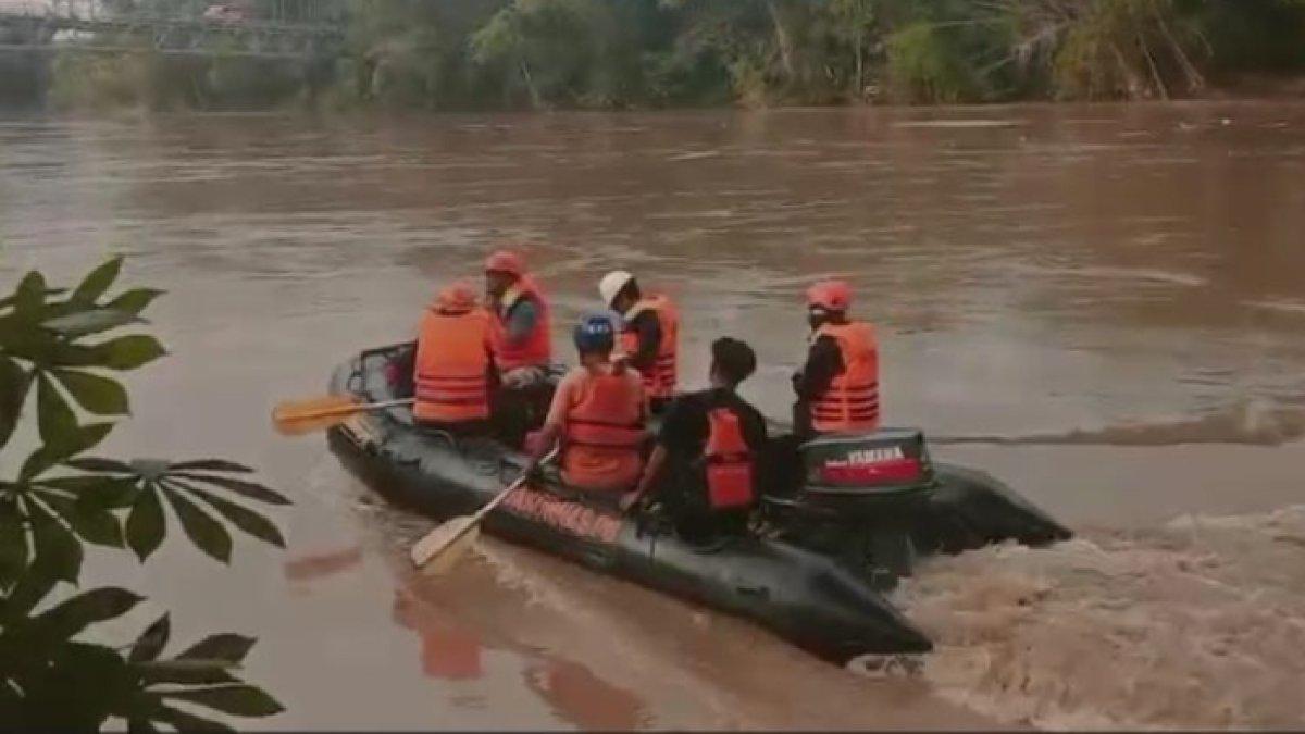 Nekat cari potongan kayu hanyut, pria di ngawi malah hilang terseret arus Bengawan Solo