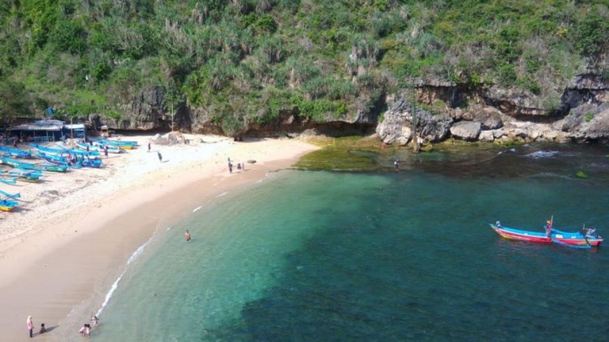 WISATA GUNUNGKIDUL - Nelayan Pantai Gesing, Kecamatan Panggang, Gunungkidul, DI Yogyakarta saat akan merapat ke pantai, Kamis (13/12/2018)