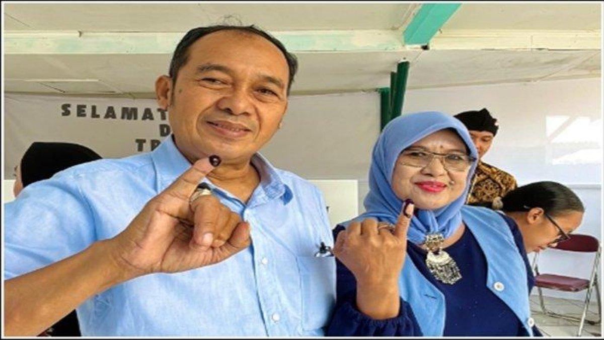 FOTO NGATIYANA - Ngatiyana dan istri usai memberikan hak suaranya pada Pilkada Kota Cimahi, 27 November 2024 lalu. Ngatiyana merupakan Wali Kota dengan harta paling sedikit di Jawa Barat.