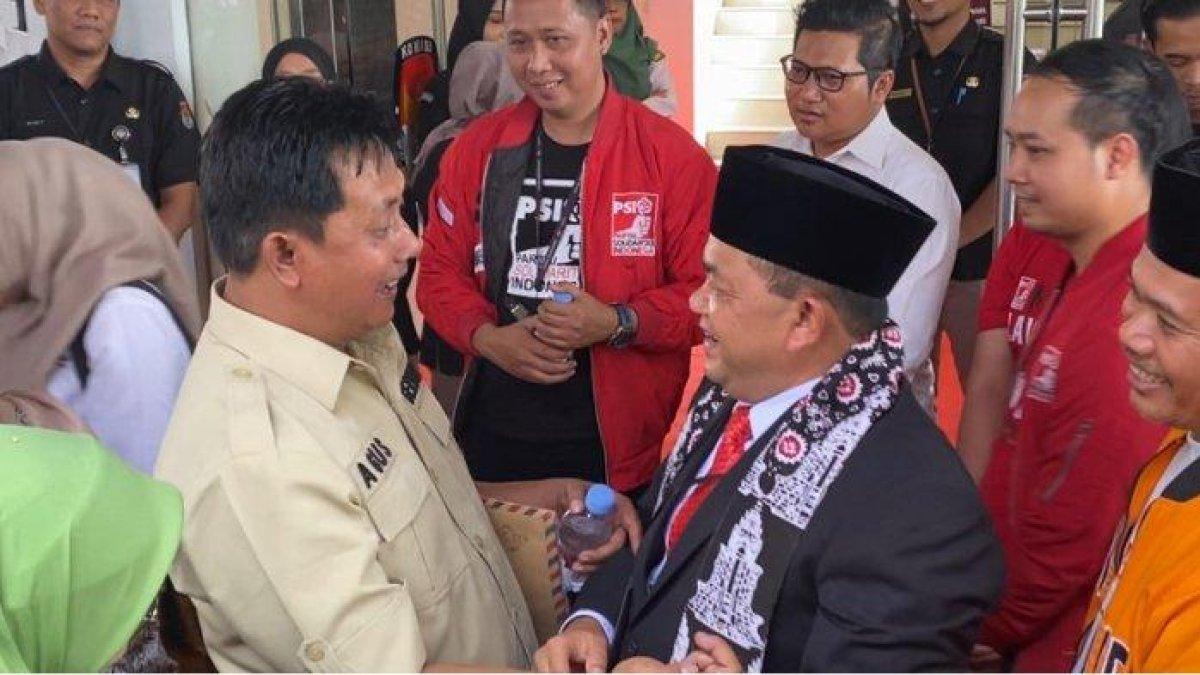 Ketua DPC Gerindra Kabupaten Semarang, Sudarjak Agus Kasworo (kiri) bertegur sapa dengan Ketua DPC PDI Perjuangan Kabupaten Semarang, Ngesti Nugraha (kanan) saat pendaftaran Calon Bupati Semarang di Kantor KPU Kabupaten Semarang, Ungaran Barat, Rabu (28/8/2024).