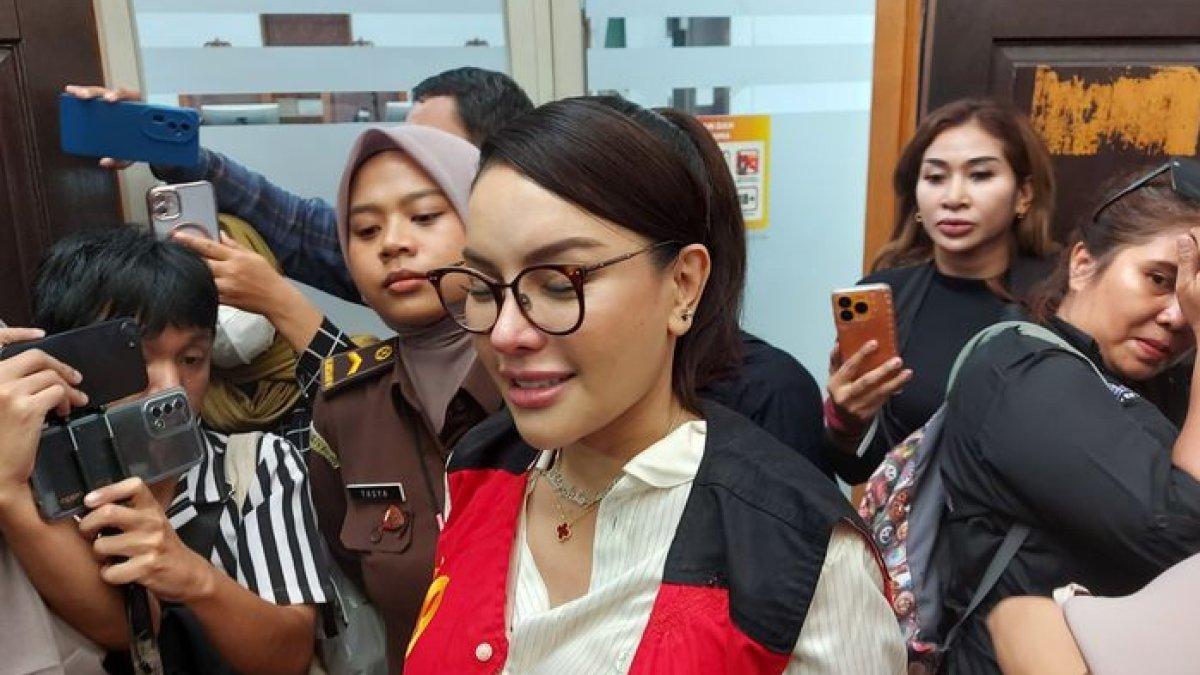 UPDATE NIKITA MIRZANI - Nikita Mirzani jalani sidang di Pengadilan Negeri Jakarta Selatan, Selasa (1/7/2025). Ia menangis sampaikan pesan untuk anak-anak.