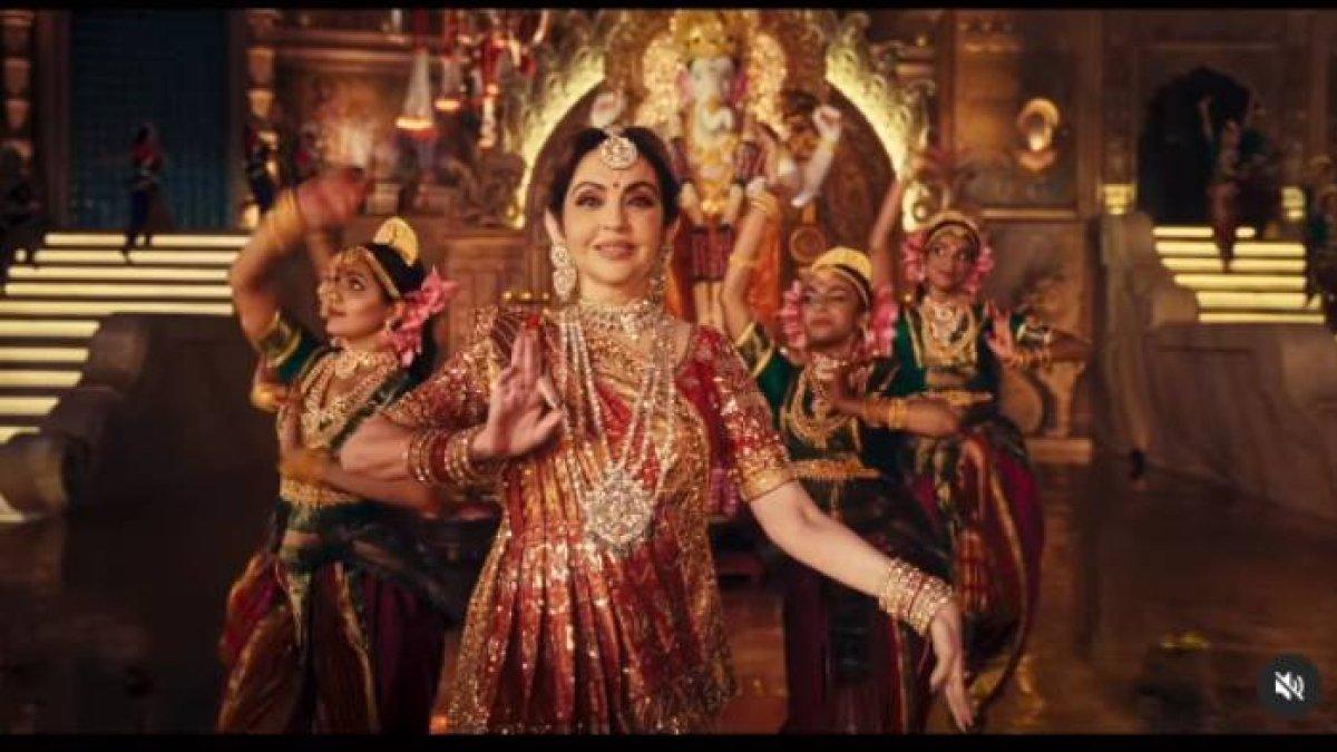 Nita Ambani Persembahkan Tarian