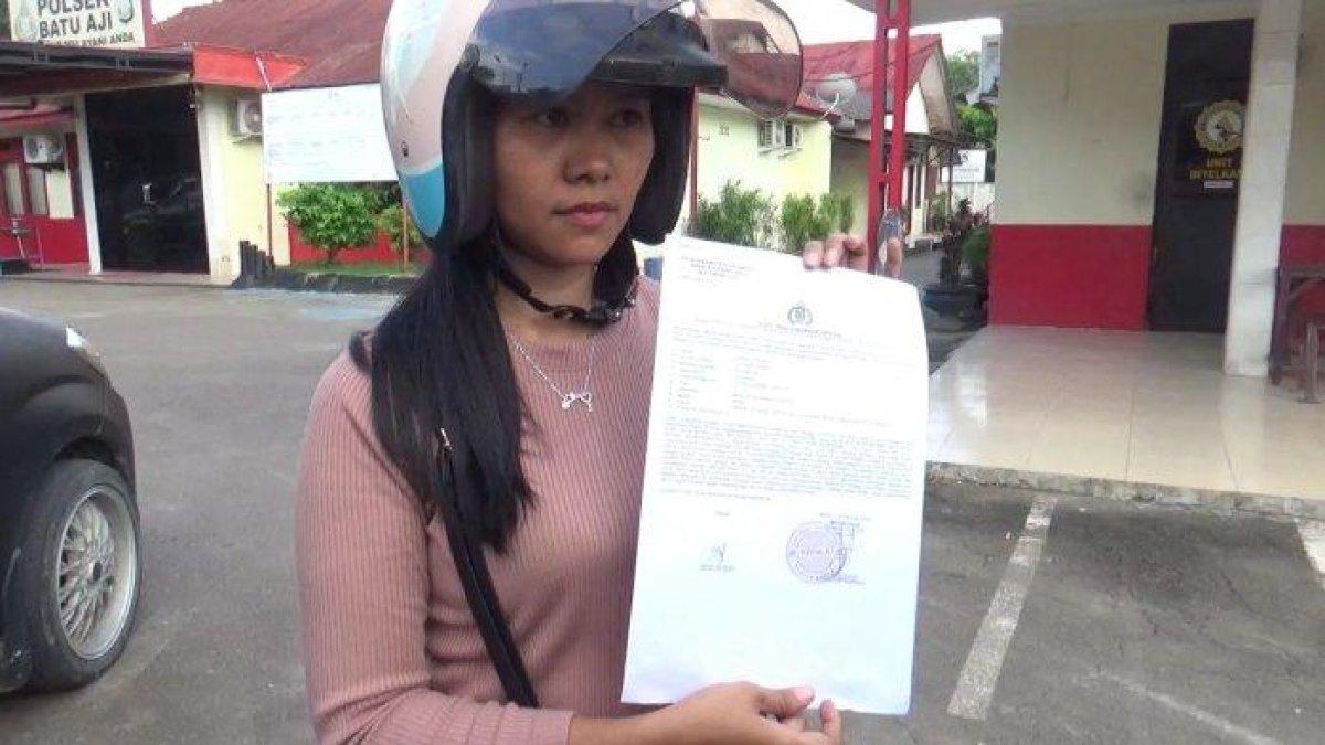 PENGANIAYAAN DI BATAM - Seorang warga Batam berinisial No menunjukkan laporan polisi di Polsek Batuaji, Sabtu (17/2/2024). Ia membuat laporan polisi yang ditujukan untuk istrinya karena berbeda pilihan Pilpres 2024.