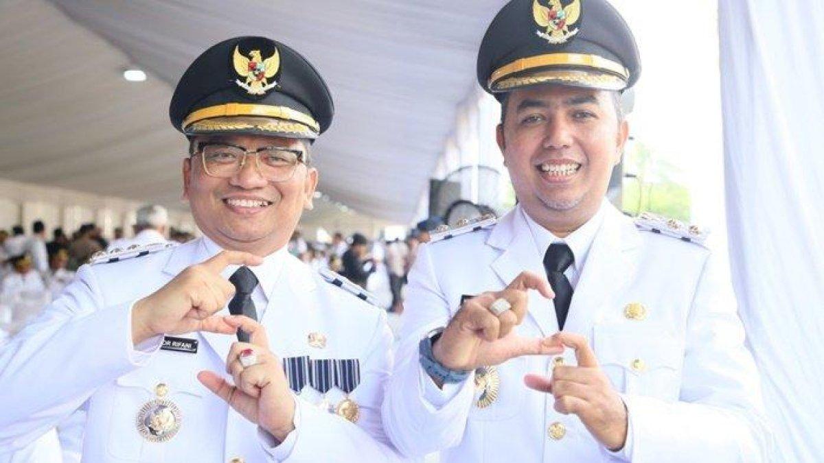 TABALONG SMART - HM Noor Rifani dan Habib Muhammad Taufani Alkaf dengan menunjukan jari membentuk huruf S sebagai simbol .Tabalong Smart, saat akan mengikuti prosesi pelantikan sebagai Bupati dan Wakil Bupati Tabalong, Kamis (20/2/2025).
