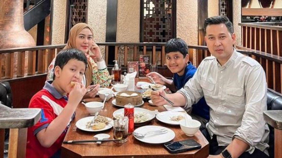 Nuri bersama suami dan anak-anaknya sedang dinner.