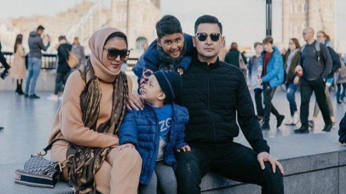 Nuri dan Hikmal bersama dua putranya.