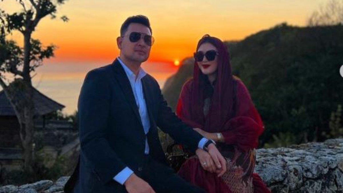 Nuri dan suami liburan lihat sunset