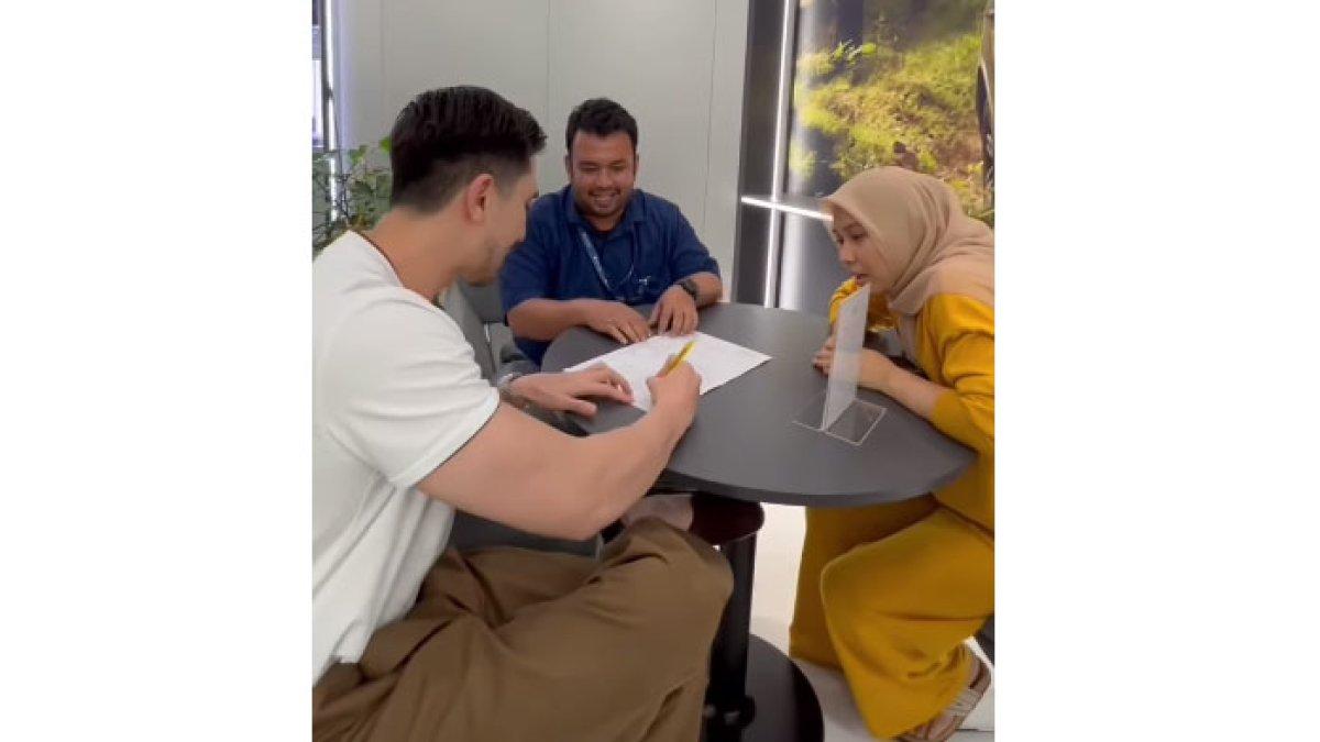 Nyai Sarni girang saat Verrell tanda tangan kontrak pembelian.