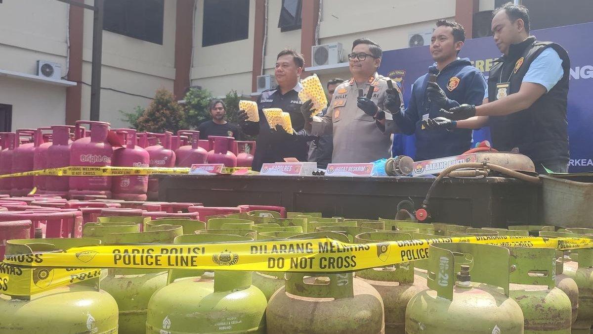 OPLOS GAS - Barang bukti dalam kasus pengoplosan gas elpiji 12 kilogram ditampilkan dalam konferensi pers di Polres Temanggung, Kamis (15/5/2025).