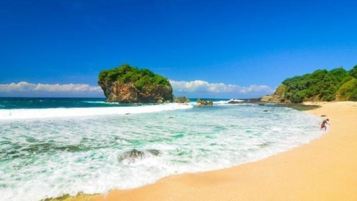 WISATA PANTAI - Objek wisata Pantai Butuh di Kabupaten Gunungkidul, Daerah Istimewa Yogyakarta.