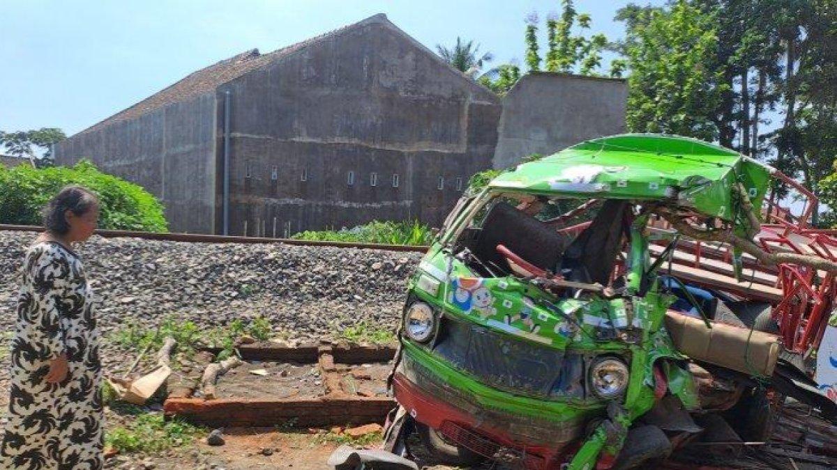 Odong-Odong tertabrak kereta Api di Kepanjen Malang