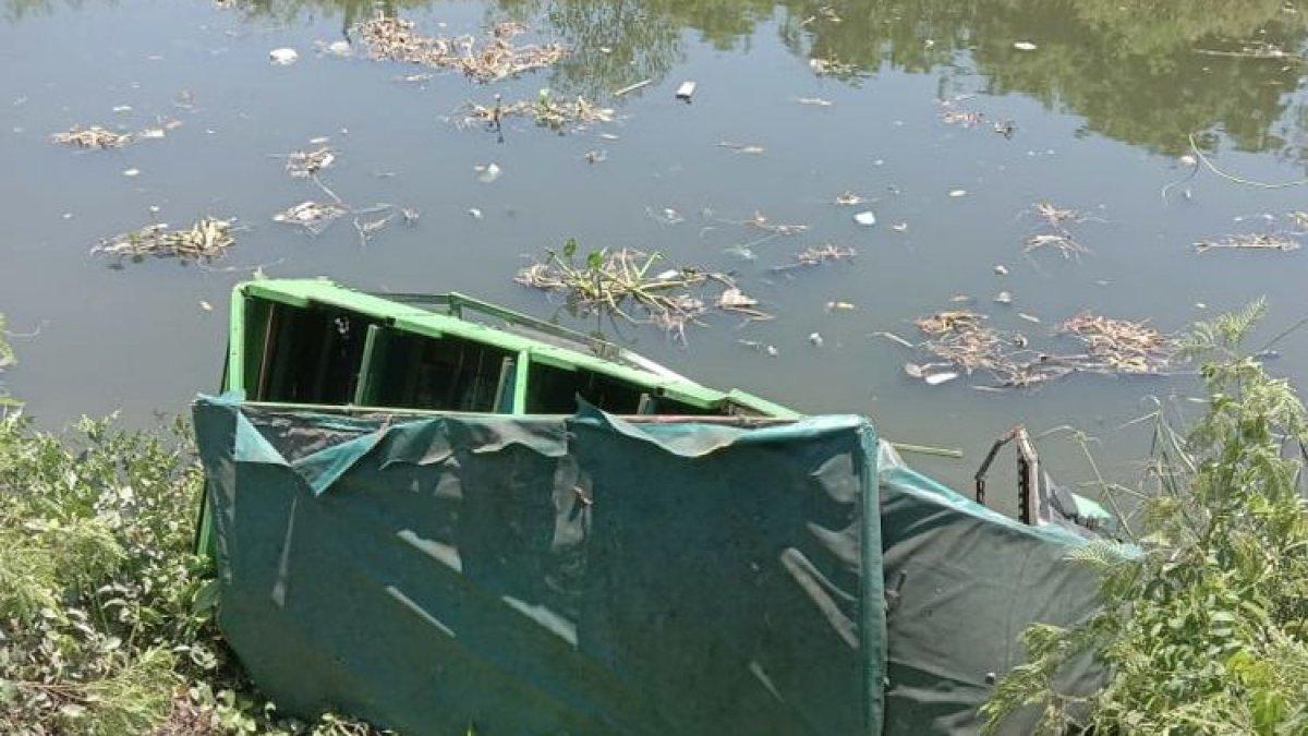 Odong-odong yang tercebur di sungai perbatasan Surabaya - Sidoarjo.