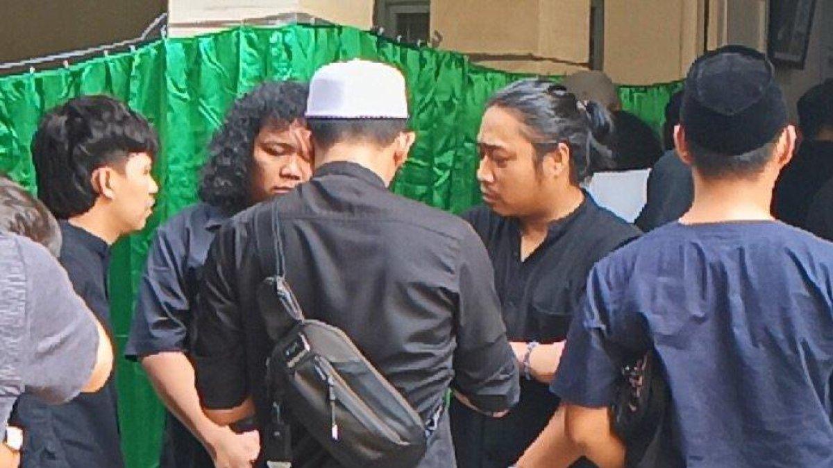 Komika Oki Rengga, Praz Teguh, Indra Jegel, hingga Marshel Widianto sampai menangis saat melihat jenazah Babe Cabita tiba di rumah duka, kawasan Cirendeu, Tangerang Selatan, Selasa (9/4/2024)
