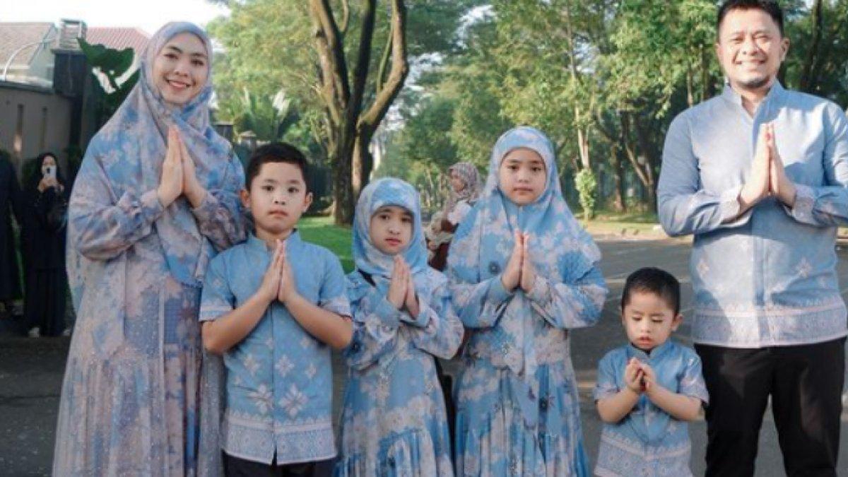 Oki Setiana Dewi bersama suami dan anak-anaknya