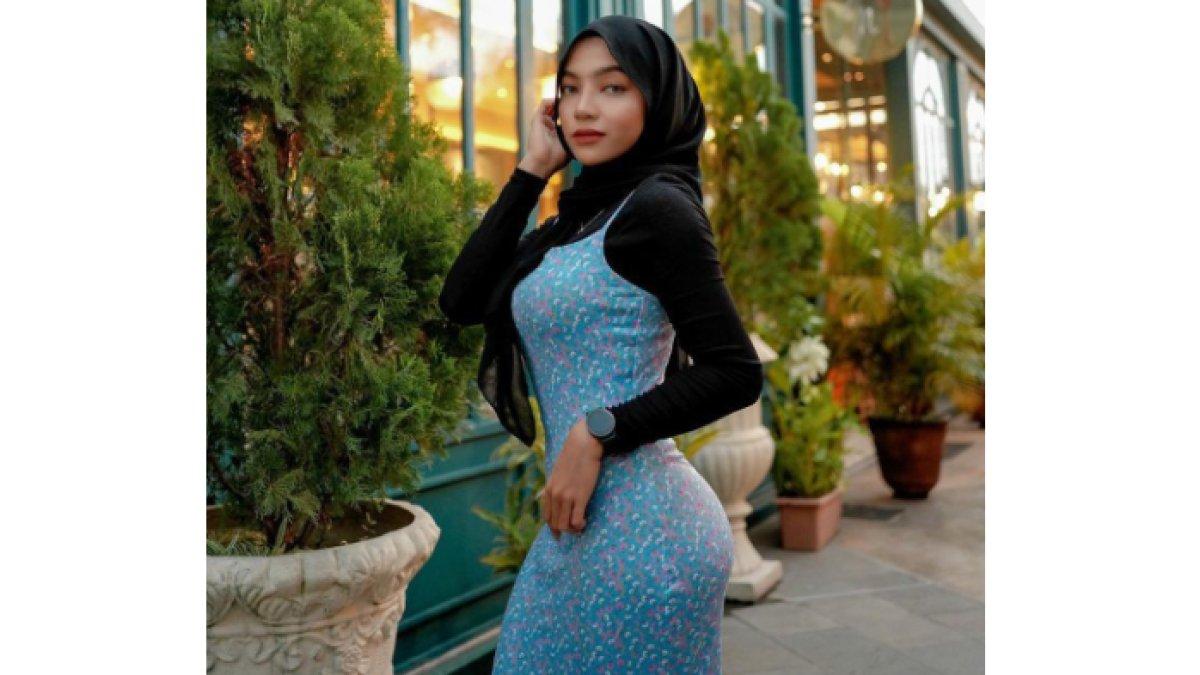 Oklin Fia berpose dikelilingi model yang sedang pakai bikini