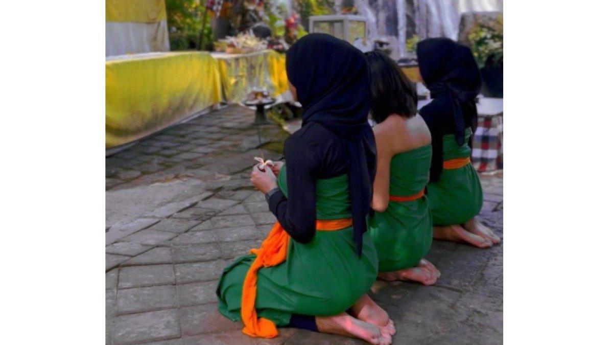 Oklin Fia disebutkan pernah melakukan ritual agama Hindu