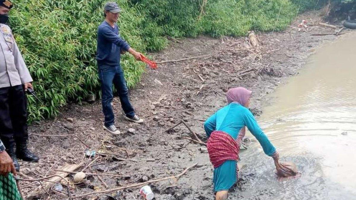 Olah TKP. polres Lombok Tengah, atas meninggalnya IRT asal Desa Kawo, Lombok Tengah, Jumat (27/1/2024).
