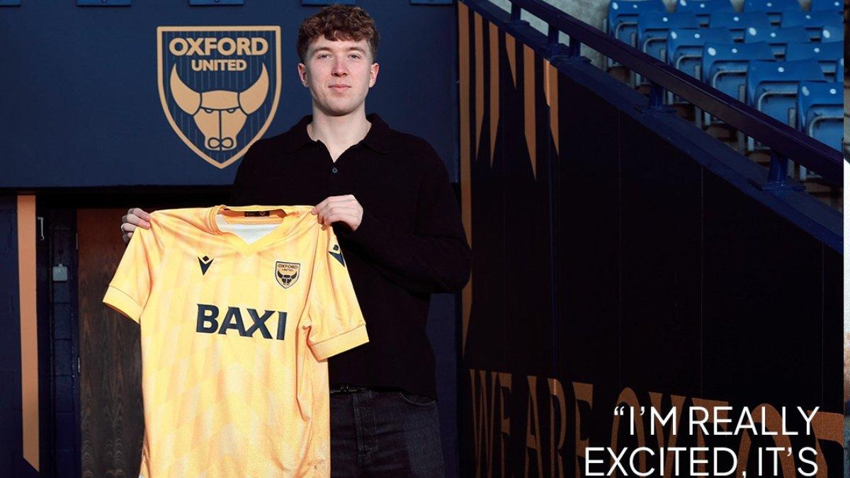 Ole Romeny saat diumumkan sebagai pemain baru Oxford United.