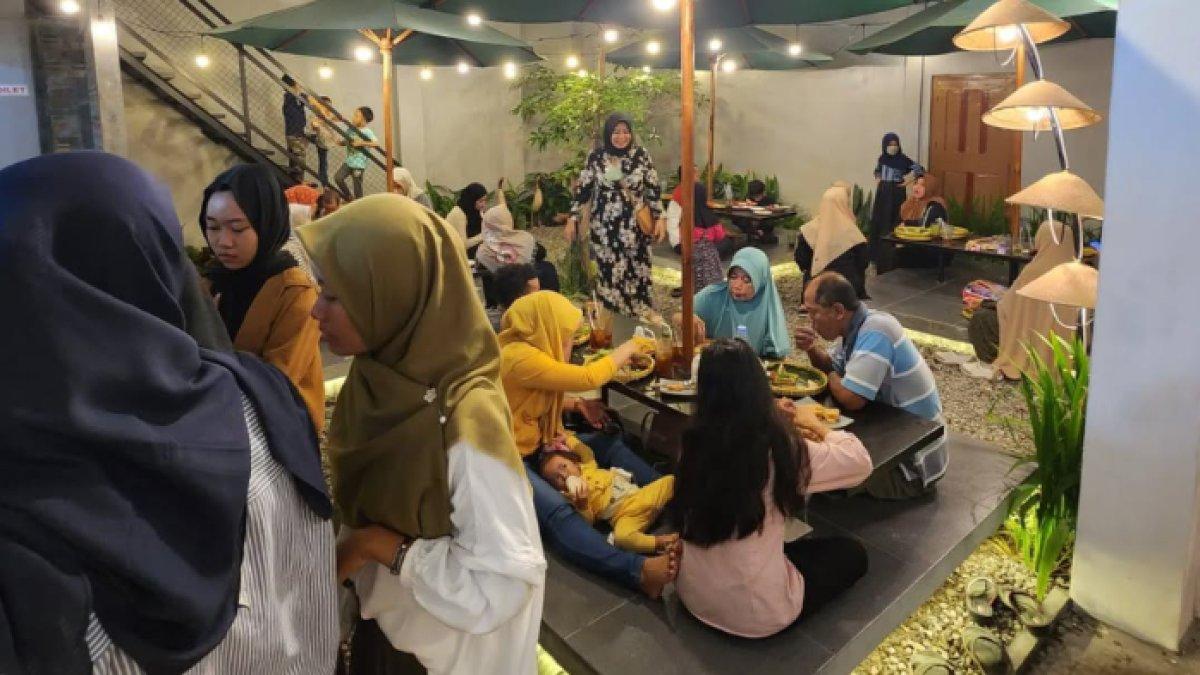 KULINER KHAS KLATEN: Situasi Omah Pojok Klaten saat ramai pembeli