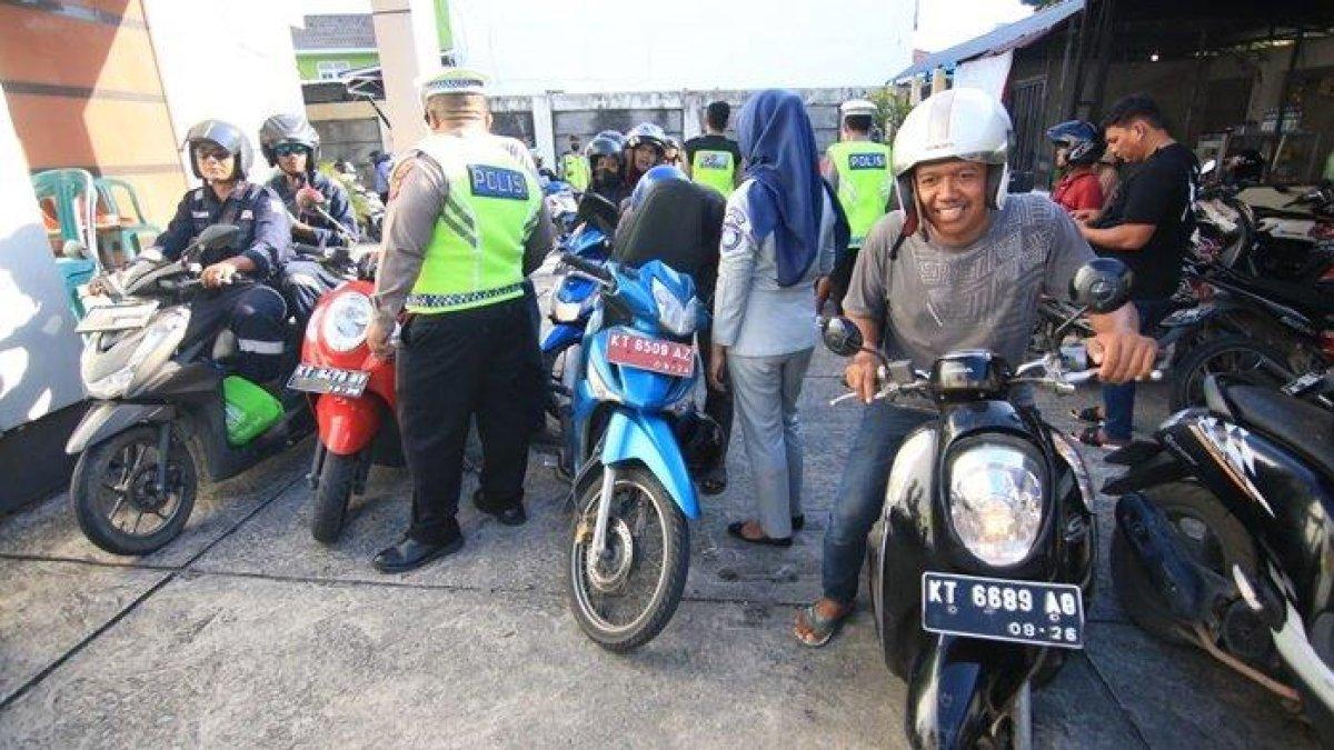 Operasi gabungan yang melibatkan Satlantas Polresta, Jasa Raharja, dan petugas Dispenda digelar di Kantor Samsat Muara Rapak, Balikpapan, Jumat (8/12/2023) hari ini. Razia menargetkan pengendara yang telat membayar pajak kendaraan bermotor.