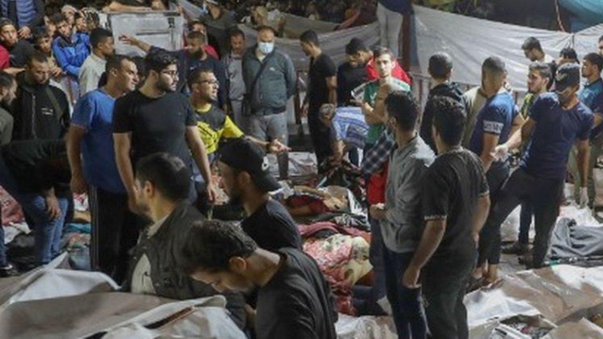 Orang-orang berkumpul di sekitar jenazah warga Palestina korban serangan rudal