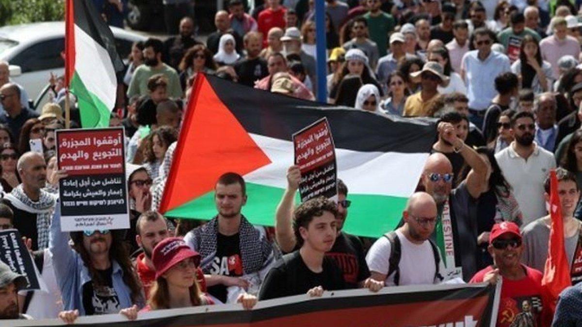 Orang-orang membentangkan spanduk dan mengibarkan bendera nasional Palestina saat unjuk rasa yang menandai peringatan ke-48 Hari Tanah, di kota Arab-Israel Deir Hanna di wilayah Galilea utara pada 30 Maret 2024. Hari Tanah memperingati peristiwa 30 Maret 1976, ketika pasukan Israel menembak dan menewaskan enam orang di antara warga Arab Israel dan Palestina yang memprotes penyitaan tanah.
Artikel ini telah tayang di Kompas.com dengan judul
