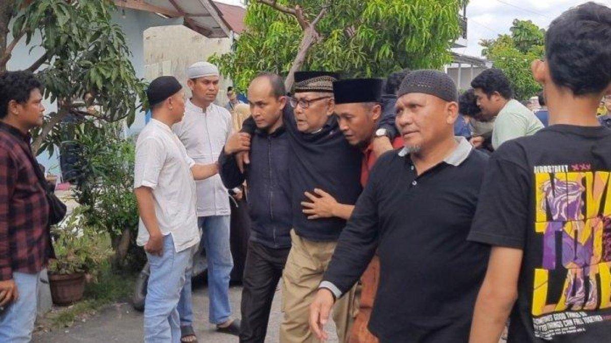 Orangtua Afrianti, satu korban dalam kecelakaan maut di Jalan Hangtuah, Kota Pekanbaru, Rabu (1/1/2025) histeris ketika mendatangi rumah duka
