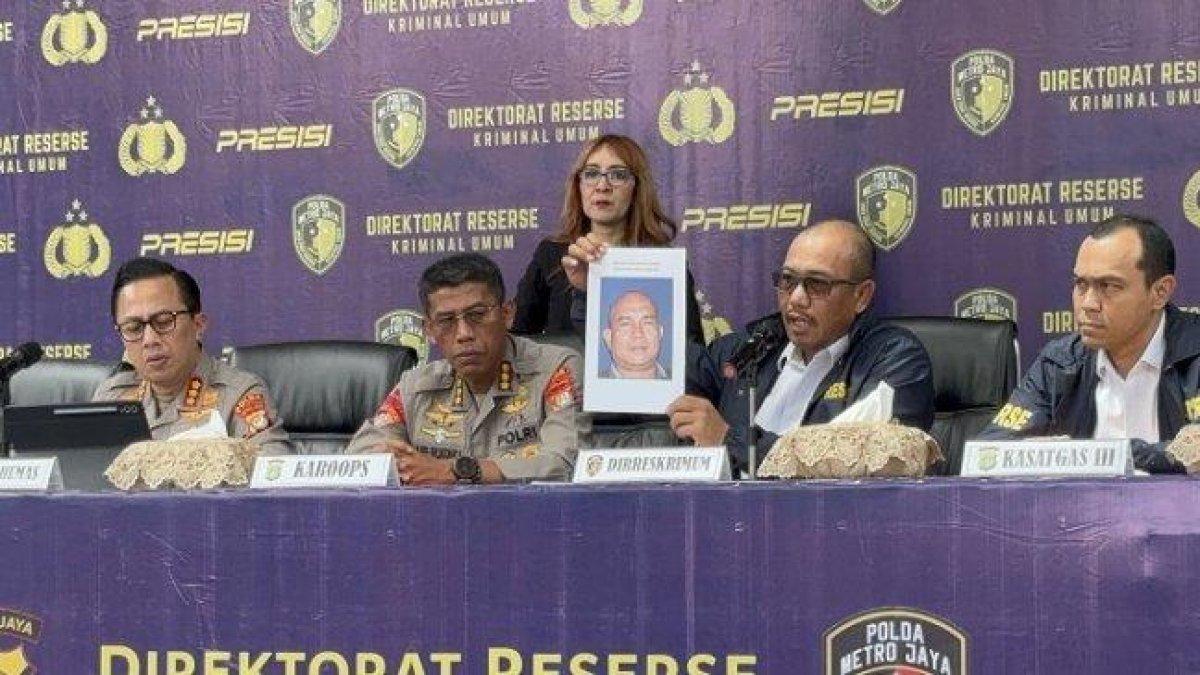 BURONAN POLISI - Direktur Reserse Kriminal Umum Polda Metro Jaya, Kombes Wira Satya Triputra (kedua kanan) dalam konferensi pers di Mapolda Metro Jaya, Jakarta Selatan, Senin (25/5/2025). Ormas di beberapa lokasi terlibat dalam praktek pungli. Polisi pun berhasil mengungkapnya di Tangsel dan Bekasi ketika dua ormas berbeda terlibat yaitu Pemuda Pancasila (PP) dan Trinusa.