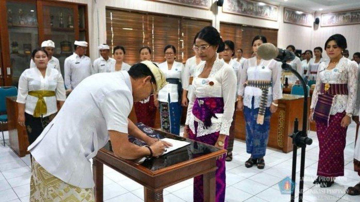 PKK KLUNGKUNG - Pengukuhan Ketua Tim Penggerak Pemberdayaan dan Kesejahteraan Keluarga (TP-PKK), Tim Pembina Posyandu dan Dekranasda Kabupaten Klungkung dan Pelantikan Pengurus Tim Penggerak Pemberdayaan dan Kesejahteraan Keluarga (TP-PKK) Masa Bakti 2025-2030.