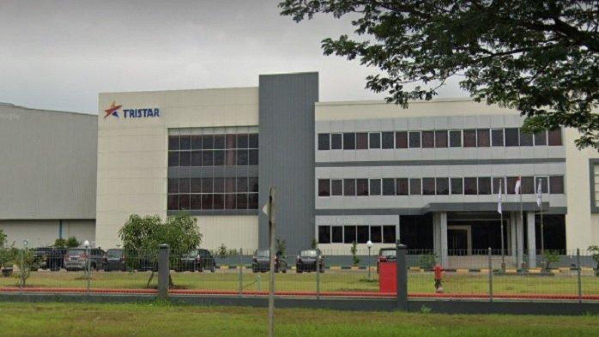 PT Tristar Makmur Kartonindo di Jalan Kenari Raya No.5 Blok G2, Sukamahi, Kecamatan Cikarang Pusat, Kabupaten Bekasi.