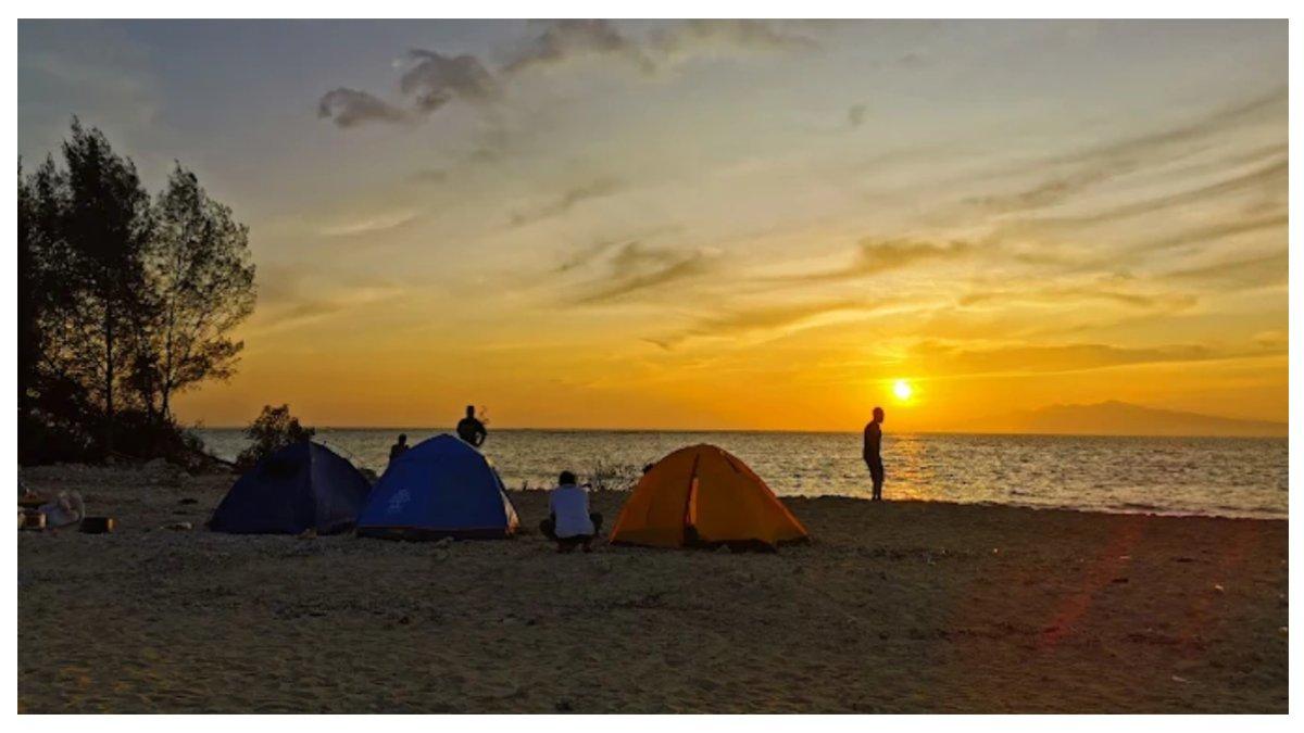 Suasana sore hari saat matahari terbenam di Pulau Gede