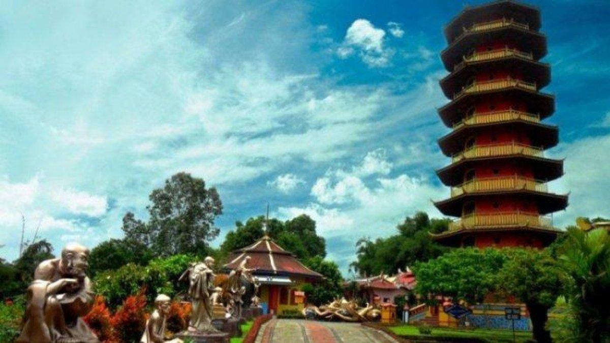 WISATA RELIGI - Potret Pagoda Ekayana disadur dari TribunManadoTravel.com pada Selasa (29/4/2025). Pagoda Ekayana berada di Kota Tomohon, Sulawesi Utara