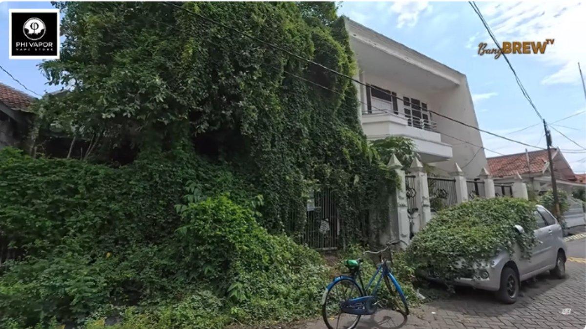 RUMAH PAK BUDI - Potret rumah Pak Budi diambil dari YouTube Bang brew Tv pada Senin (2/6/2025). Pak Budi warga Darmo Surabaya yang tinggal sebatang kara di rumah mewah tanpa listrik dan air. 