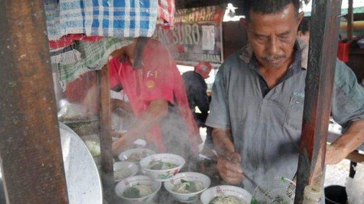 KULINER KLATEN: Pak Suro (baju abu-abu) saat menyiapkan pesanan mie ayam Rp3000 di warung miliknya, Minggu (4/10/2020)