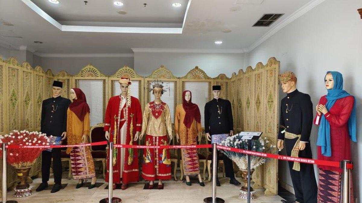 WISATA BETAWI: Pakaian pengantin suku Betawi di Museum Betawi, Jakarta Selatan, Jumat (29/12/2023)