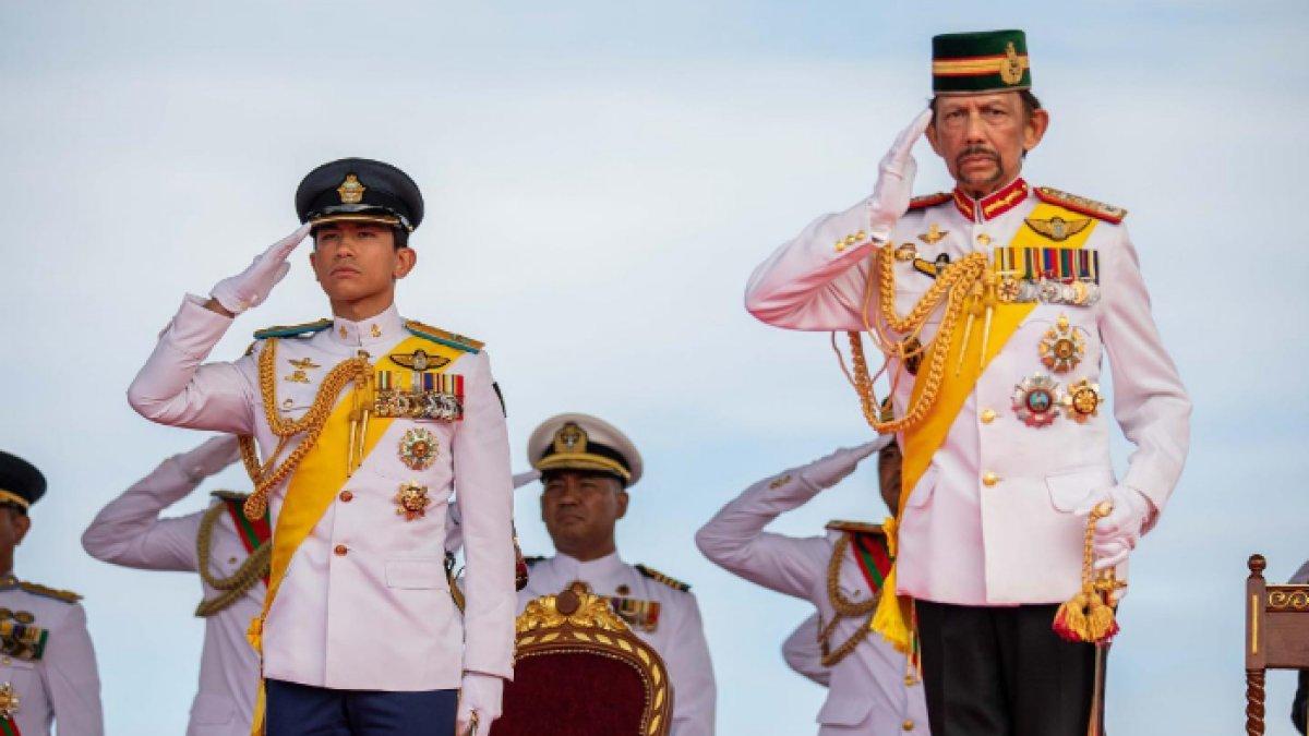 Pangeran Abdul Mateen sebelah kiri.