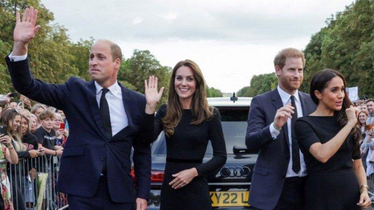 (Kiri-Kanan) Pangeran William, Kate Middleton, Pangeran Harry, Meghan Markle, melambai pada para simpatisan dalam perjalanan panjang di Kastil Windsor pada 10 September 2022.