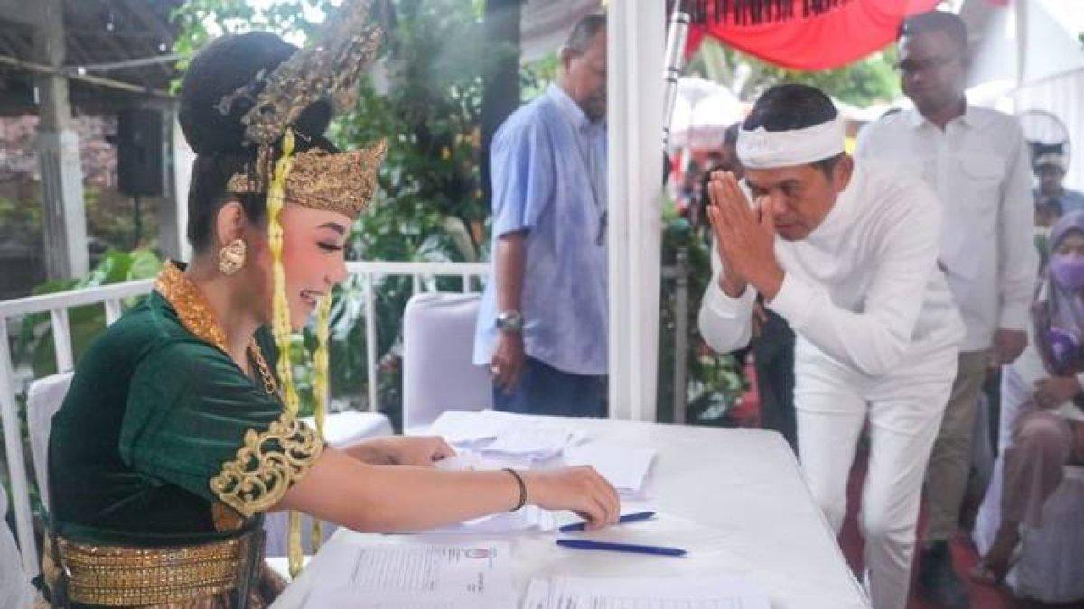 Panitia TPS di Purwakarta berkostum Nyi Ratu Kidul