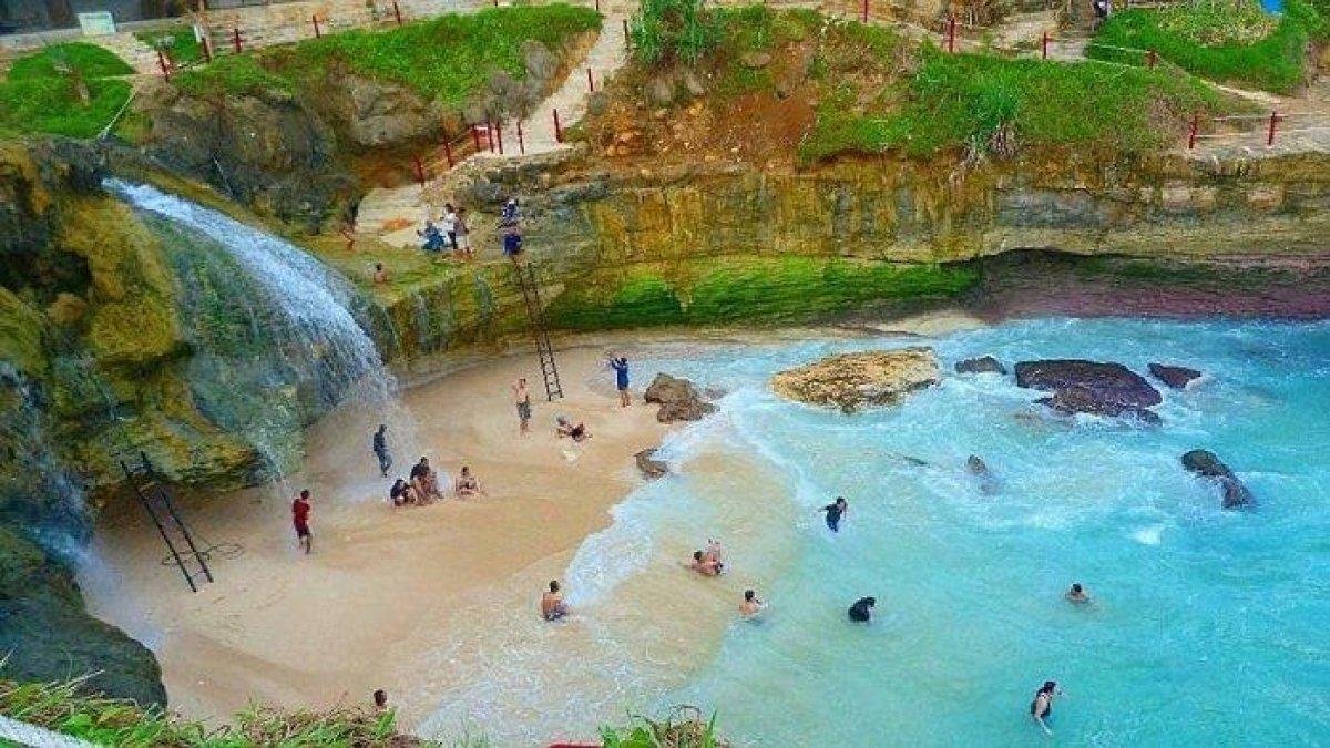 WISATA PANTAI - Potret Pantai Banyu Tibo disadur dari Tribunnews.com, Minggu (2/3/2025). Pantai Banyu Tibo merupakan rekomendasi pantai eksotis di Pacitan yang menarik untuk dikunjungi.