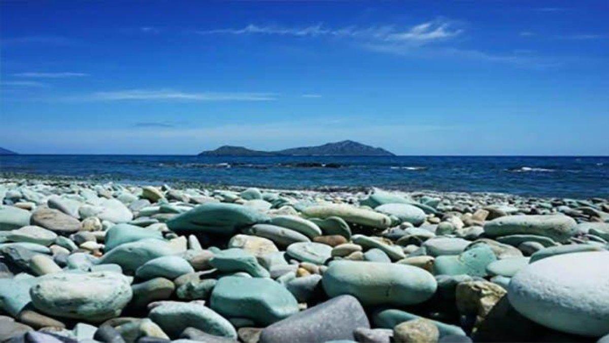 WISATA PANTAI - Potret Pantai Batu Hijau Penggajawa di Ende yang disadur dari Pos-Kupang.com pada Senin (3/3/2025). Pantai Batu Hijau Penggajawa memiliki panorama air laut yang biru.