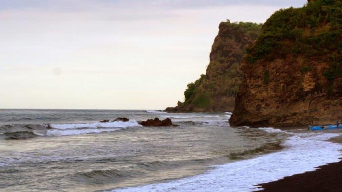 WISATA AIR - Potret Pantai Dampar disadur dari Kompas.com pada Rabu (12/3/2025). Pantai Dampar berada di Lumajang, Jawa Timur.