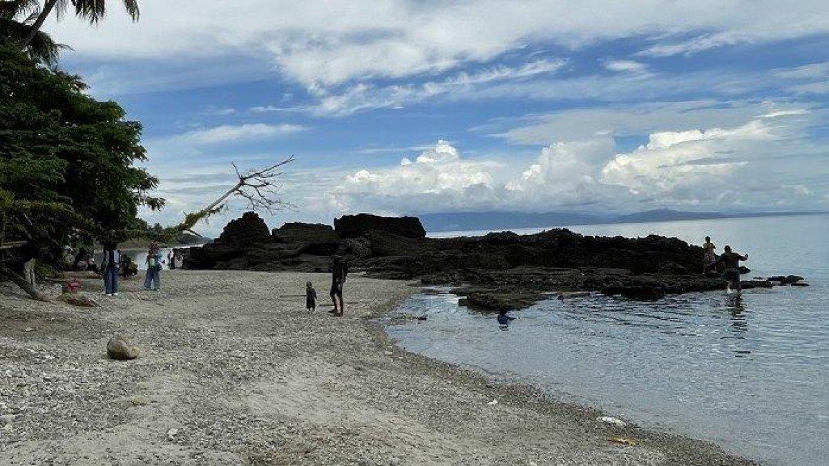 PANTAI ENU - Pantai Enu, Desa Enu, Kecamatan Sindue, Kabupaten Donggala, Sulawesi Tengah, jadi destinasi wisata digandrungi wisatawan di musim libur. Pantai Enu ramai dikunjungi wisatawan sejak H+2 libur lebaran.